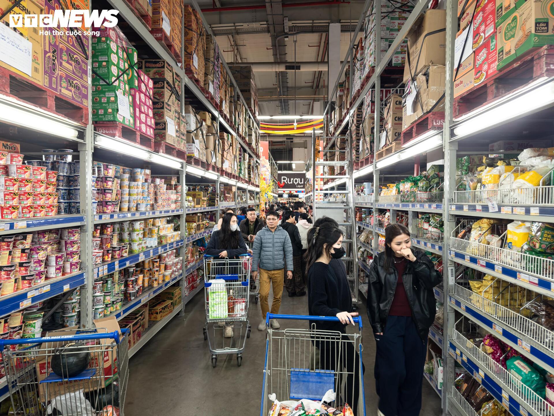 Người d&acirc;n &ugrave;n &ugrave;n mua sắm Tết, si&ecirc;u thị ở H&agrave; Nội 'kh&ocirc;ng lối tho&aacute;t'- Ảnh 24.