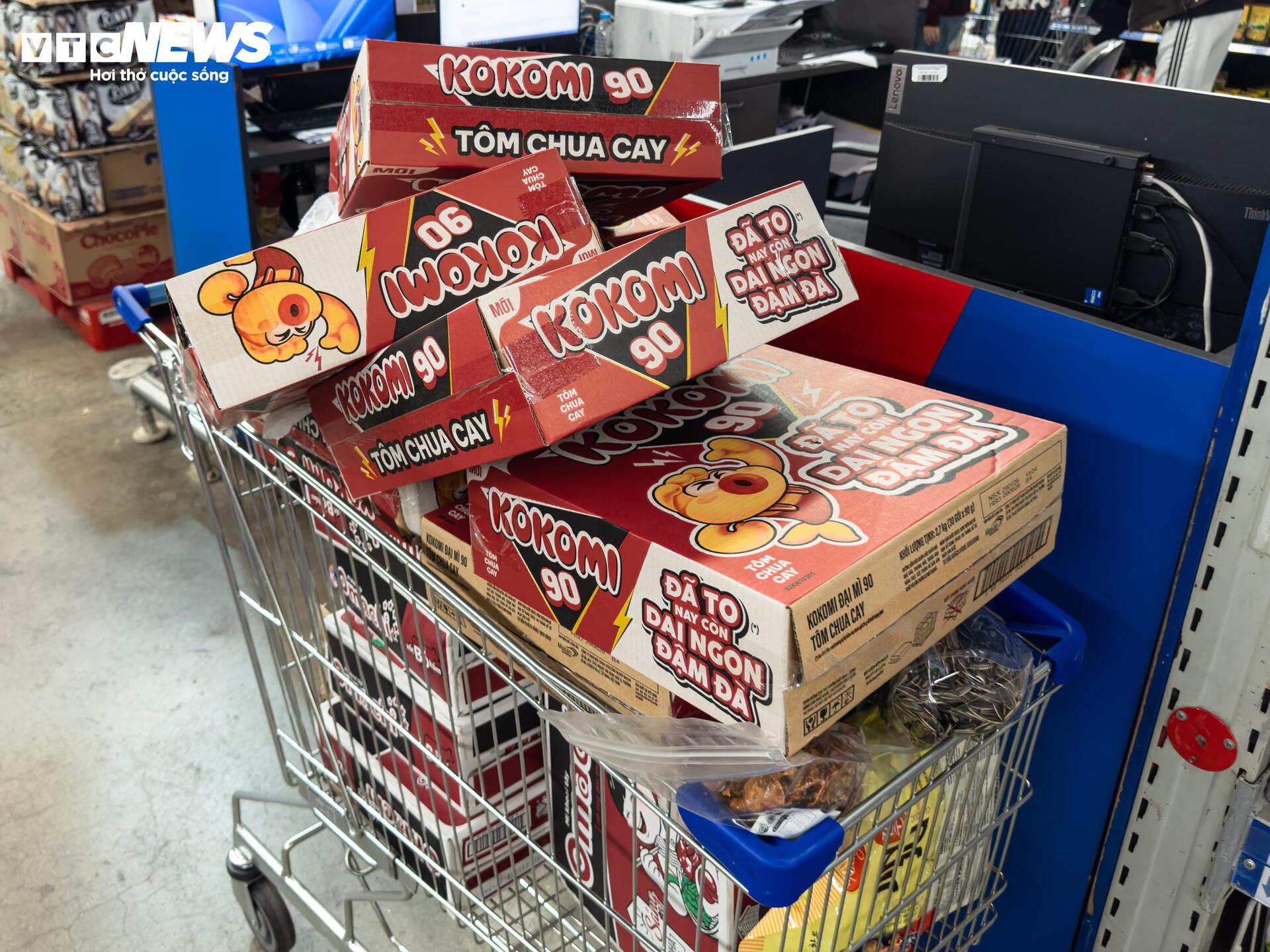 Người d&acirc;n &ugrave;n &ugrave;n mua sắm Tết, si&ecirc;u thị ở H&agrave; Nội 'kh&ocirc;ng lối tho&aacute;t'- Ảnh 22.