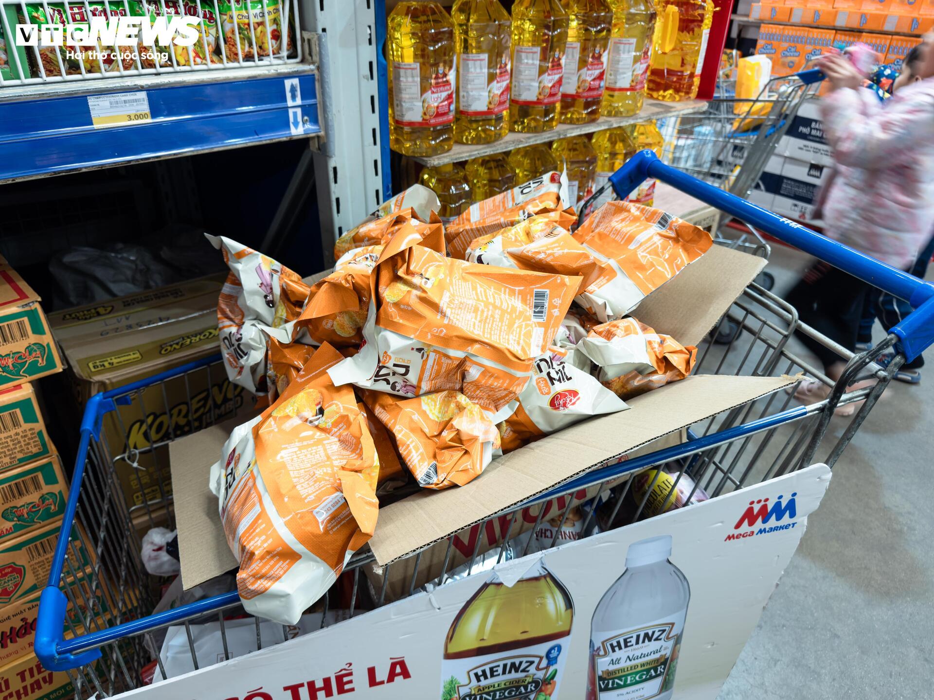 Người d&acirc;n &ugrave;n &ugrave;n mua sắm Tết, si&ecirc;u thị ở H&agrave; Nội 'kh&ocirc;ng lối tho&aacute;t'- Ảnh 23.