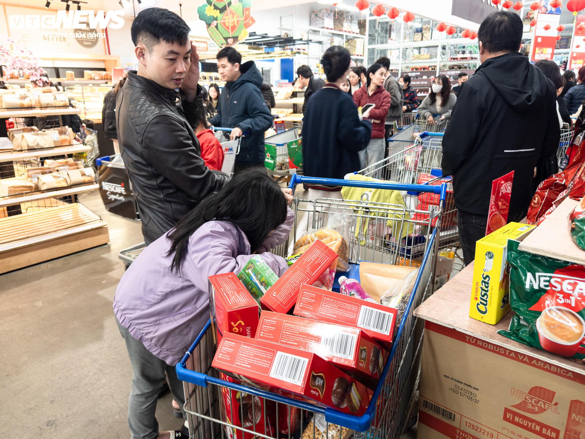 Người d&acirc;n &ugrave;n &ugrave;n mua sắm Tết, si&ecirc;u thị ở H&agrave; Nội 'kh&ocirc;ng lối tho&aacute;t'- Ảnh 12.