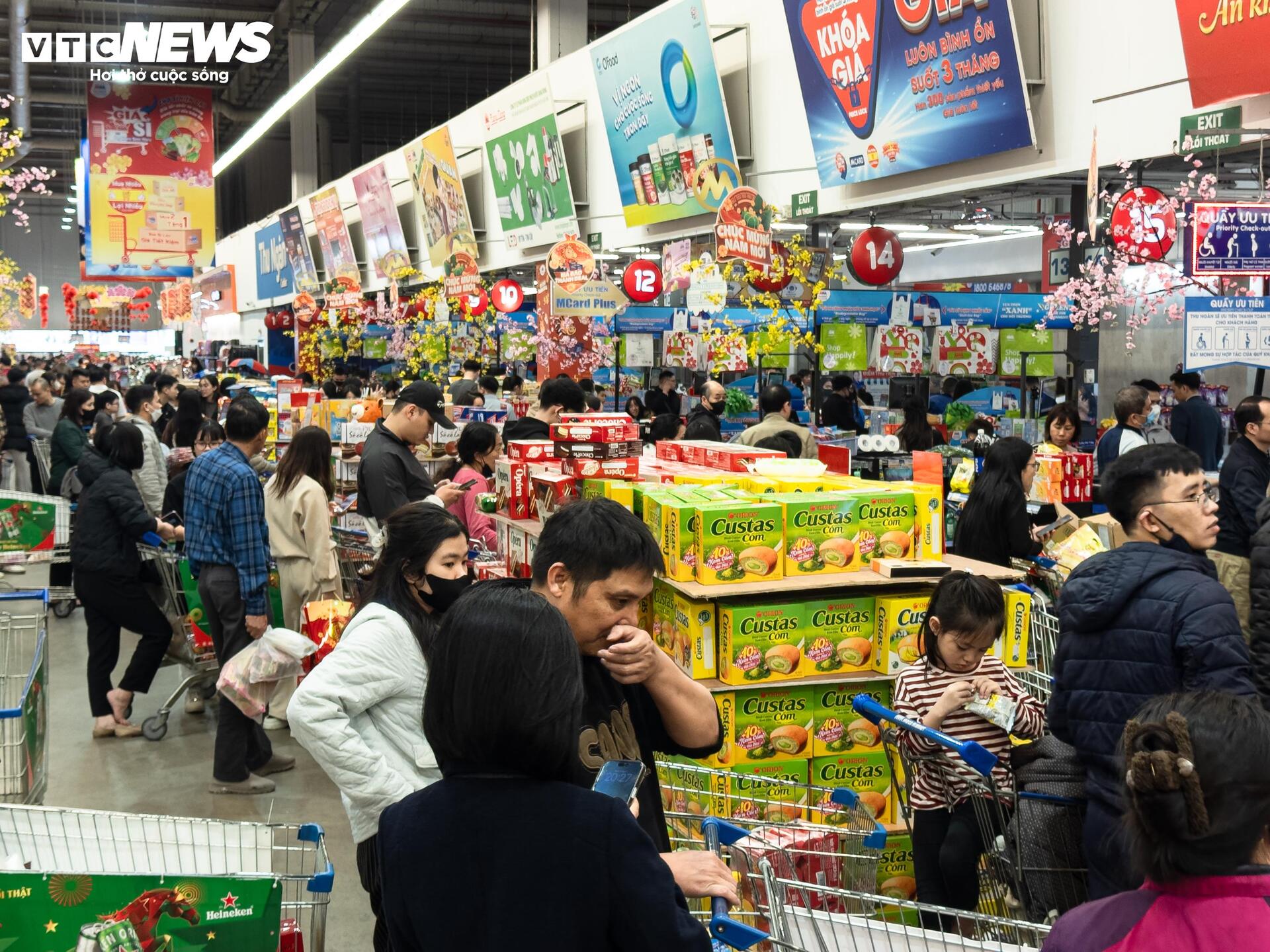 Người d&acirc;n &ugrave;n &ugrave;n mua sắm Tết, si&ecirc;u thị ở H&agrave; Nội 'kh&ocirc;ng lối tho&aacute;t'- Ảnh 16.