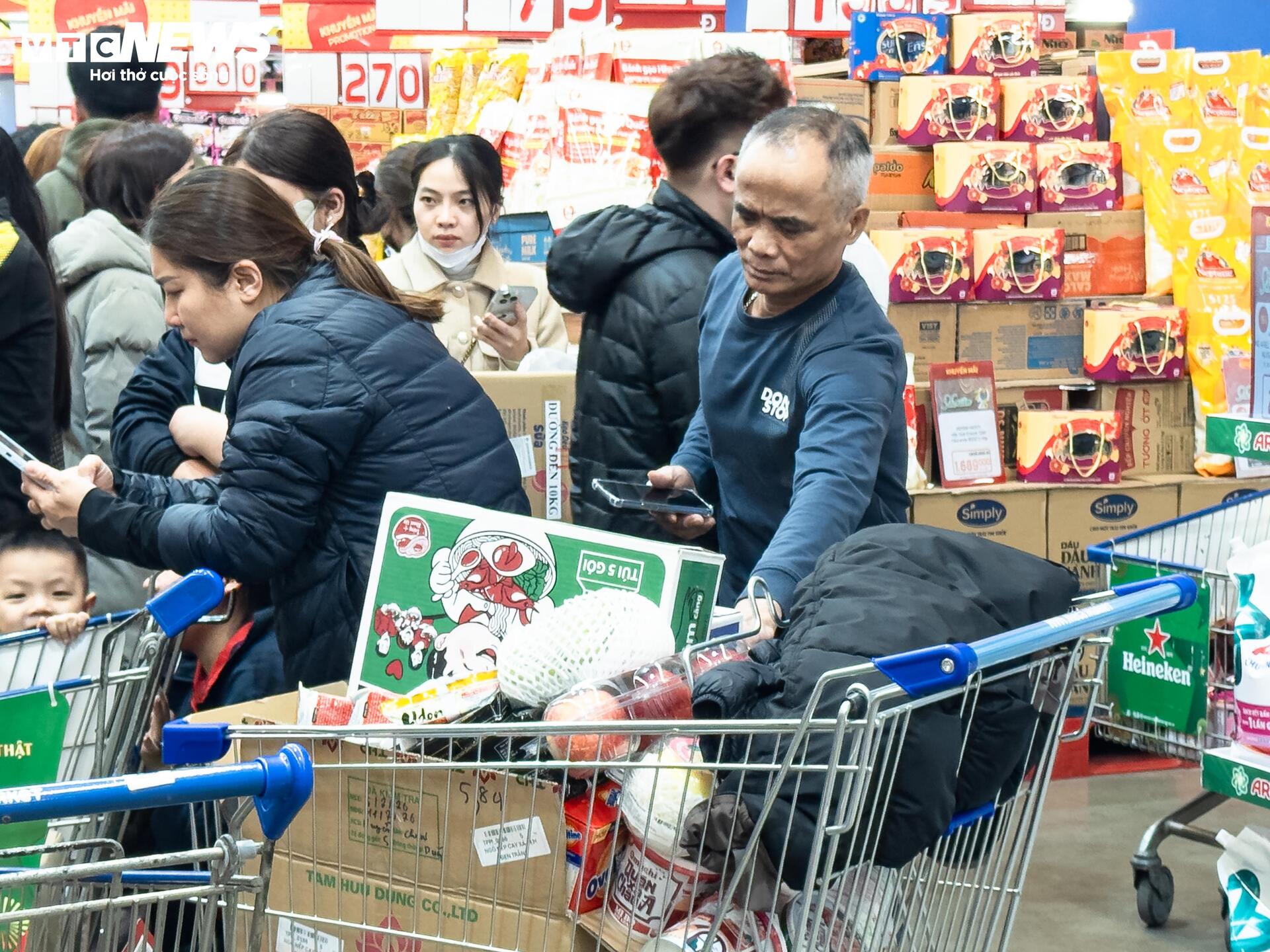 Người d&acirc;n &ugrave;n &ugrave;n mua sắm Tết, si&ecirc;u thị ở H&agrave; Nội 'kh&ocirc;ng lối tho&aacute;t'- Ảnh 17.