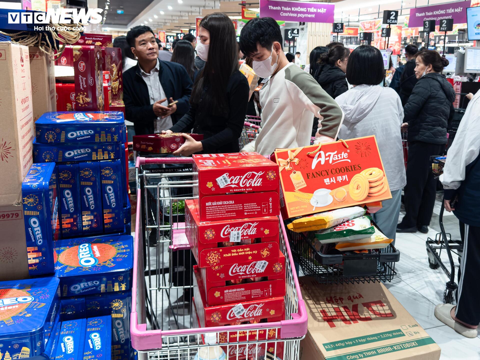 Người d&acirc;n &ugrave;n &ugrave;n mua sắm Tết, si&ecirc;u thị ở H&agrave; Nội 'kh&ocirc;ng lối tho&aacute;t'- Ảnh 13.