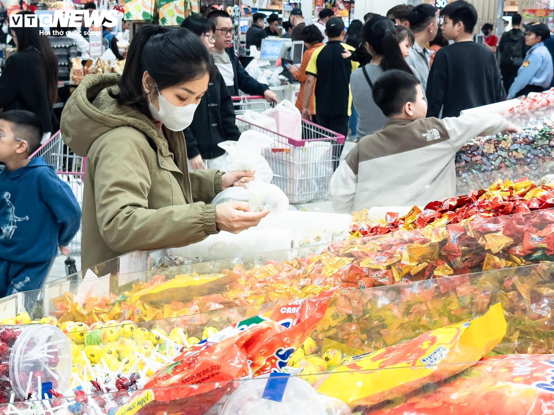 Người d&acirc;n &ugrave;n &ugrave;n mua sắm Tết, si&ecirc;u thị ở H&agrave; Nội 'kh&ocirc;ng lối tho&aacute;t'- Ảnh 19.