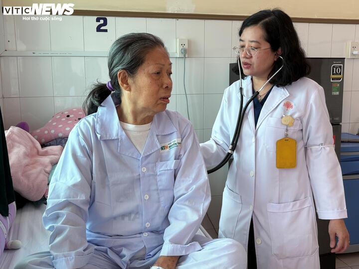 Đảm bảo sức khỏe cho người cao tuổi khi thời tiết giao m&ugrave;a- Ảnh 1.