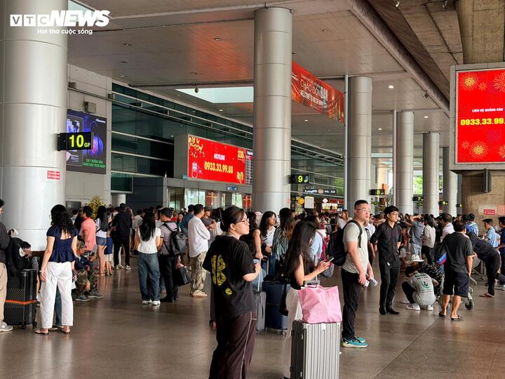 'Biển người' đổ về s&acirc;n bay T&acirc;n Sơn Nhất ng&agrave;y đầu nghỉ Tết Nguy&ecirc;n đ&aacute;n- Ảnh 9.