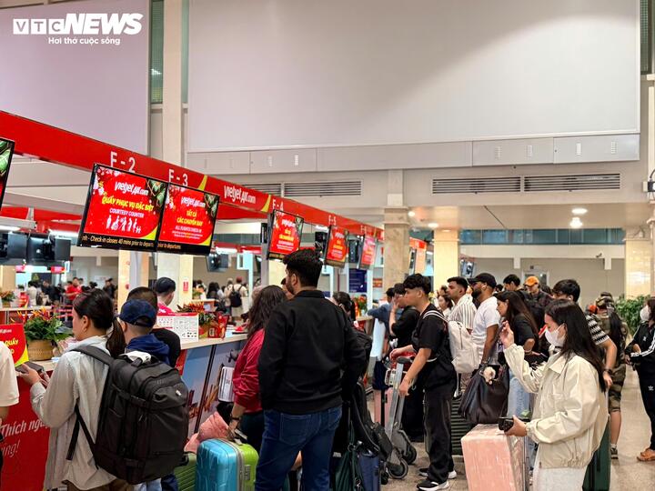'Biển người' đổ về s&acirc;n bay T&acirc;n Sơn Nhất ng&agrave;y đầu nghỉ Tết Nguy&ecirc;n đ&aacute;n- Ảnh 5.