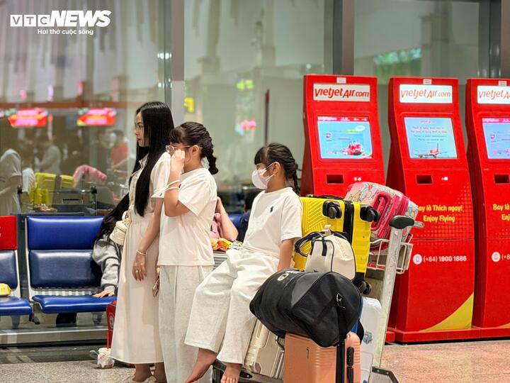 'Biển người' đổ về s&acirc;n bay T&acirc;n Sơn Nhất ng&agrave;y đầu nghỉ Tết Nguy&ecirc;n đ&aacute;n- Ảnh 14.