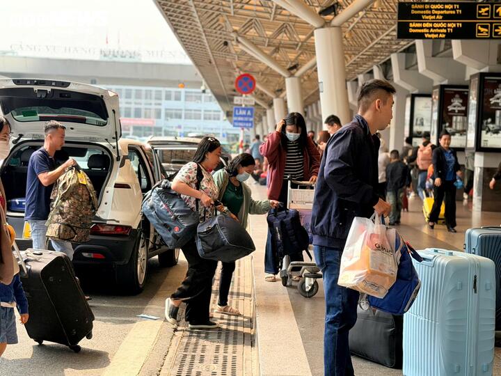 'Biển người' đổ về s&acirc;n bay T&acirc;n Sơn Nhất ng&agrave;y đầu nghỉ Tết Nguy&ecirc;n đ&aacute;n- Ảnh 8.
