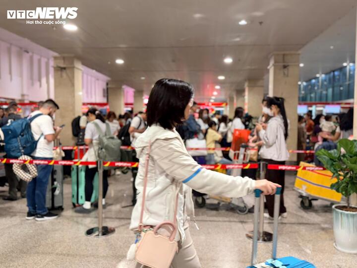 'Biển người' đổ về s&acirc;n bay T&acirc;n Sơn Nhất ng&agrave;y đầu nghỉ Tết Nguy&ecirc;n đ&aacute;n- Ảnh 7.