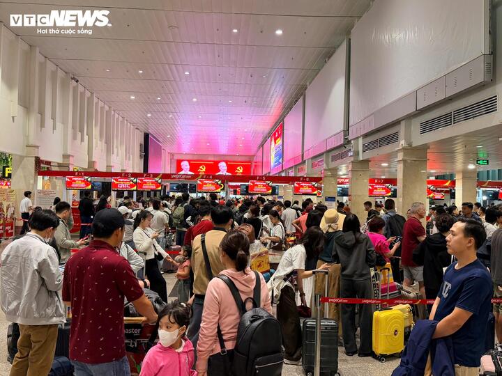 'Biển người' đổ về s&acirc;n bay T&acirc;n Sơn Nhất ng&agrave;y đầu nghỉ Tết Nguy&ecirc;n đ&aacute;n- Ảnh 1.