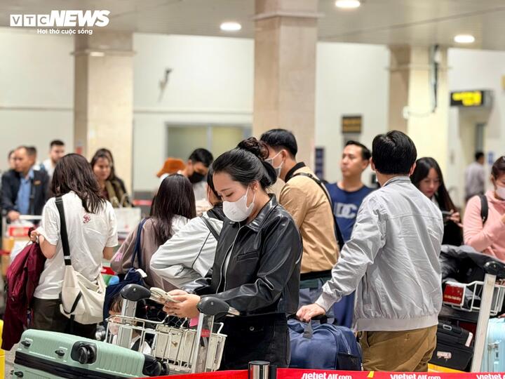 'Biển người' đổ về s&acirc;n bay T&acirc;n Sơn Nhất ng&agrave;y đầu nghỉ Tết Nguy&ecirc;n đ&aacute;n- Ảnh 4.