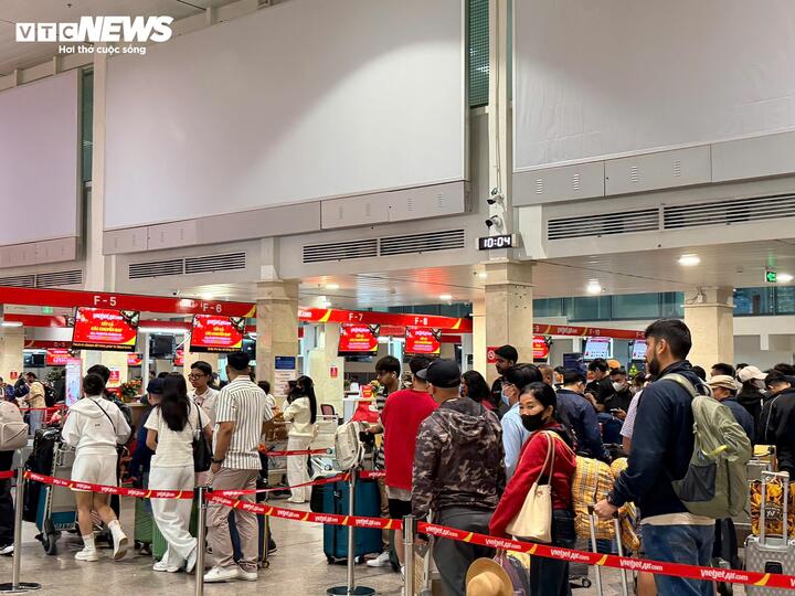 'Biển người' đổ về s&acirc;n bay T&acirc;n Sơn Nhất ng&agrave;y đầu nghỉ Tết Nguy&ecirc;n đ&aacute;n- Ảnh 2.