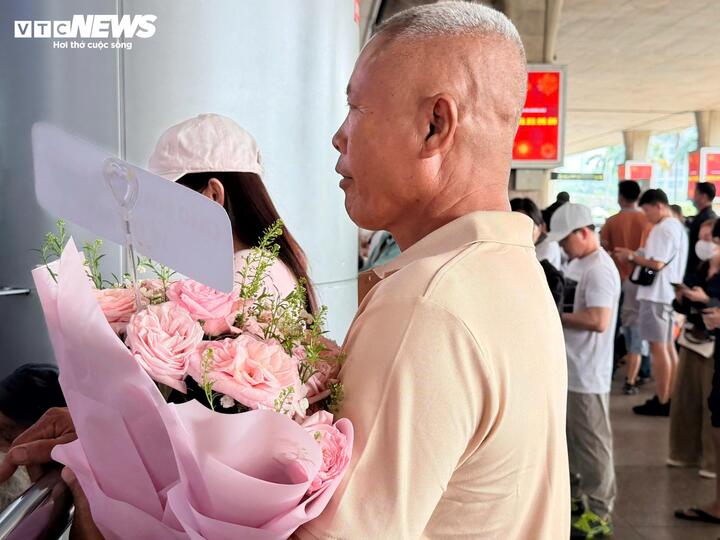 'Biển người' đổ về s&acirc;n bay T&acirc;n Sơn Nhất ng&agrave;y đầu nghỉ Tết Nguy&ecirc;n đ&aacute;n- Ảnh 12.
