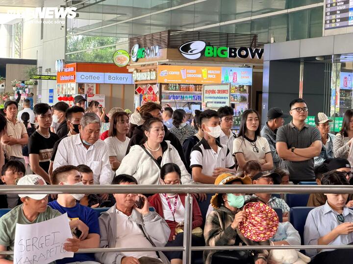 'Biển người' đổ về s&acirc;n bay T&acirc;n Sơn Nhất ng&agrave;y đầu nghỉ Tết Nguy&ecirc;n đ&aacute;n- Ảnh 11.