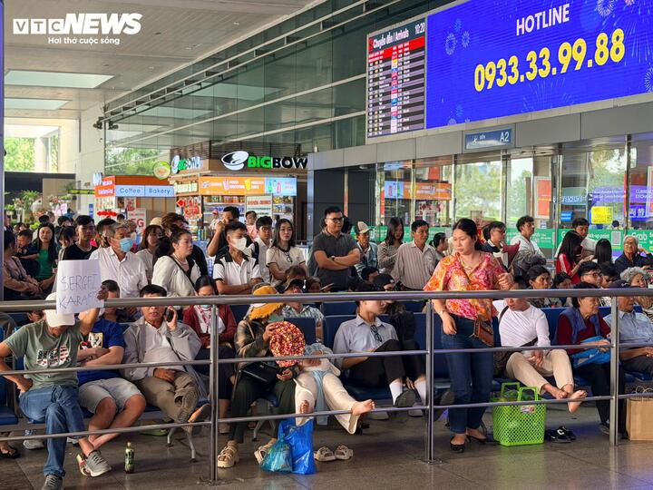 'Biển người' đổ về s&acirc;n bay T&acirc;n Sơn Nhất ng&agrave;y đầu nghỉ Tết Nguy&ecirc;n đ&aacute;n- Ảnh 10.