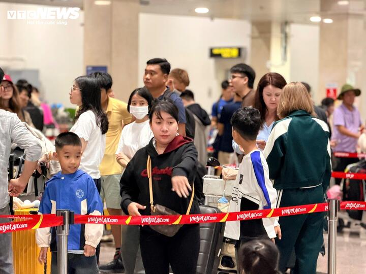 'Biển người' đổ về s&acirc;n bay T&acirc;n Sơn Nhất ng&agrave;y đầu nghỉ Tết Nguy&ecirc;n đ&aacute;n- Ảnh 15.