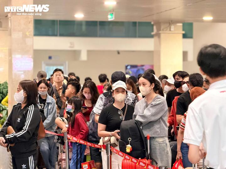 'Biển người' đổ về s&acirc;n bay T&acirc;n Sơn Nhất ng&agrave;y đầu nghỉ Tết Nguy&ecirc;n đ&aacute;n- Ảnh 16.