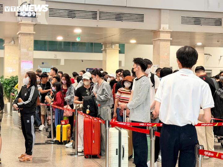 'Biển người' đổ về s&acirc;n bay T&acirc;n Sơn Nhất ng&agrave;y đầu nghỉ Tết Nguy&ecirc;n đ&aacute;n- Ảnh 3.