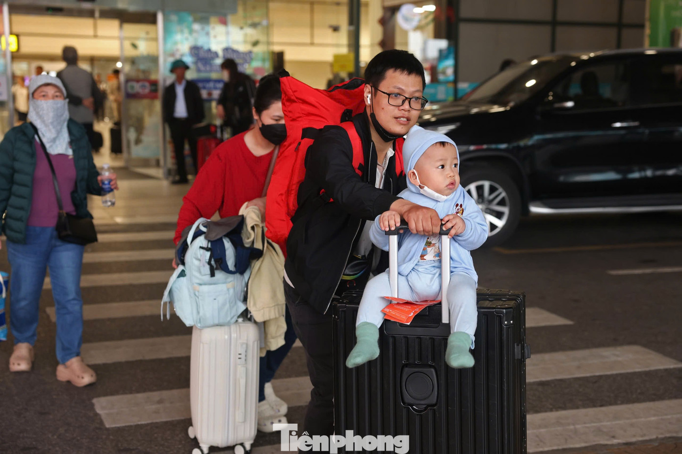 S&acirc;n bay Nội B&agrave;i đ&ocirc;ng nghịt- Ảnh 9.