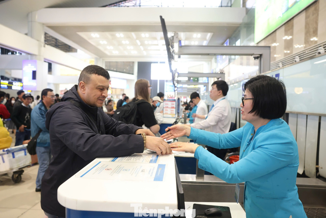 S&acirc;n bay Nội B&agrave;i đ&ocirc;ng nghịt- Ảnh 1.