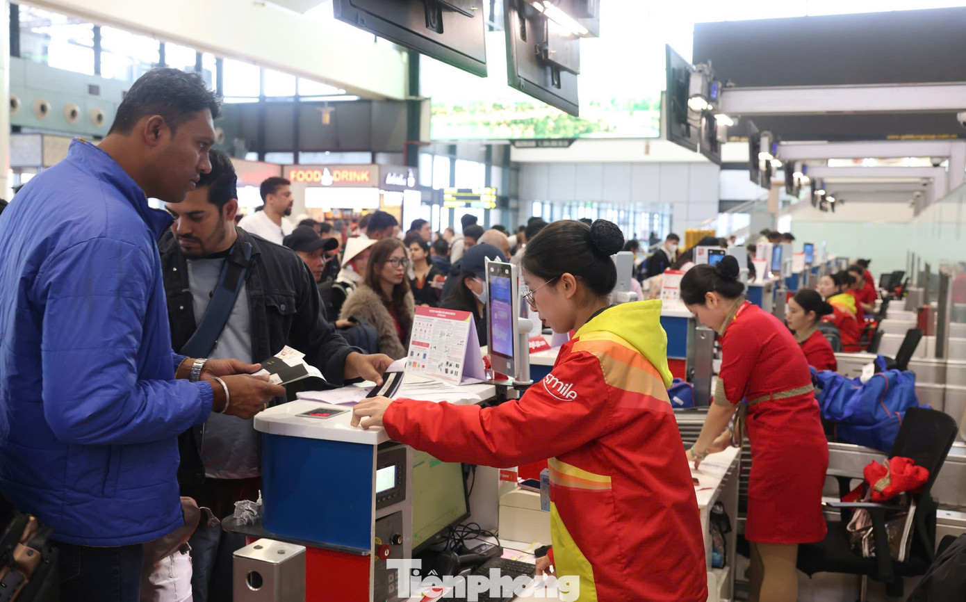 S&acirc;n bay Nội B&agrave;i đ&ocirc;ng nghịt- Ảnh 2.