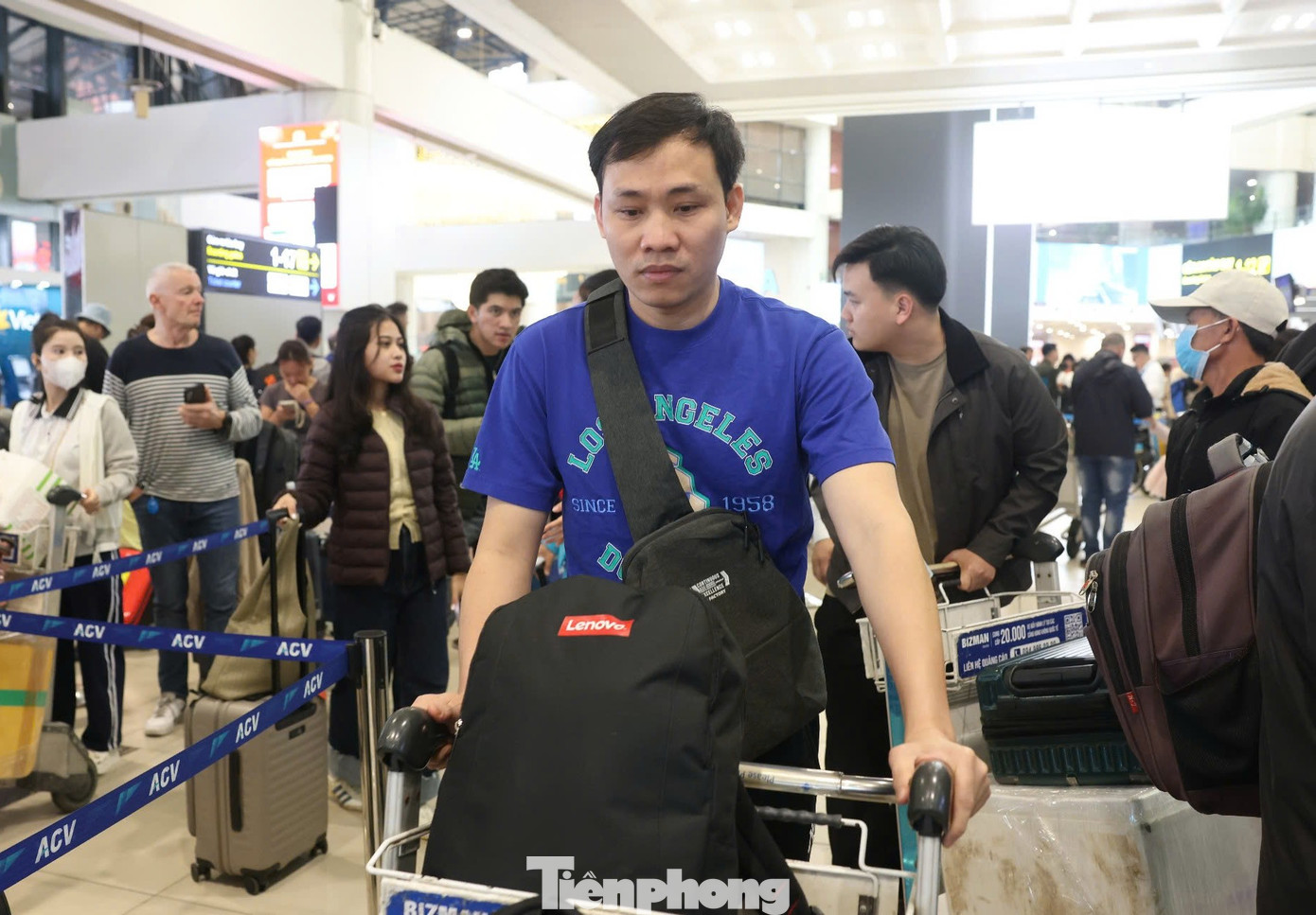 S&acirc;n bay Nội B&agrave;i đ&ocirc;ng nghịt- Ảnh 8.