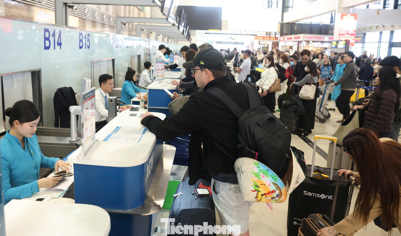 S&acirc;n bay Nội B&agrave;i đ&ocirc;ng nghịt- Ảnh 3.