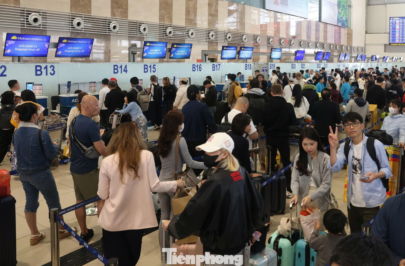 S&acirc;n bay Nội B&agrave;i đ&ocirc;ng nghịt- Ảnh 5.