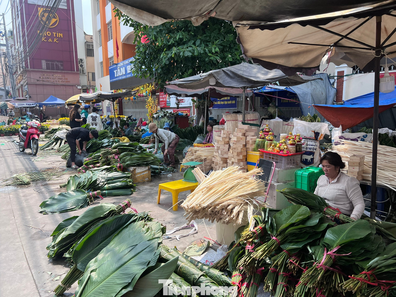 Ngỡ ng&agrave;ng với chợ l&aacute; dong 'mỗi năm mở một lần' ở TPHCM- Ảnh 17.