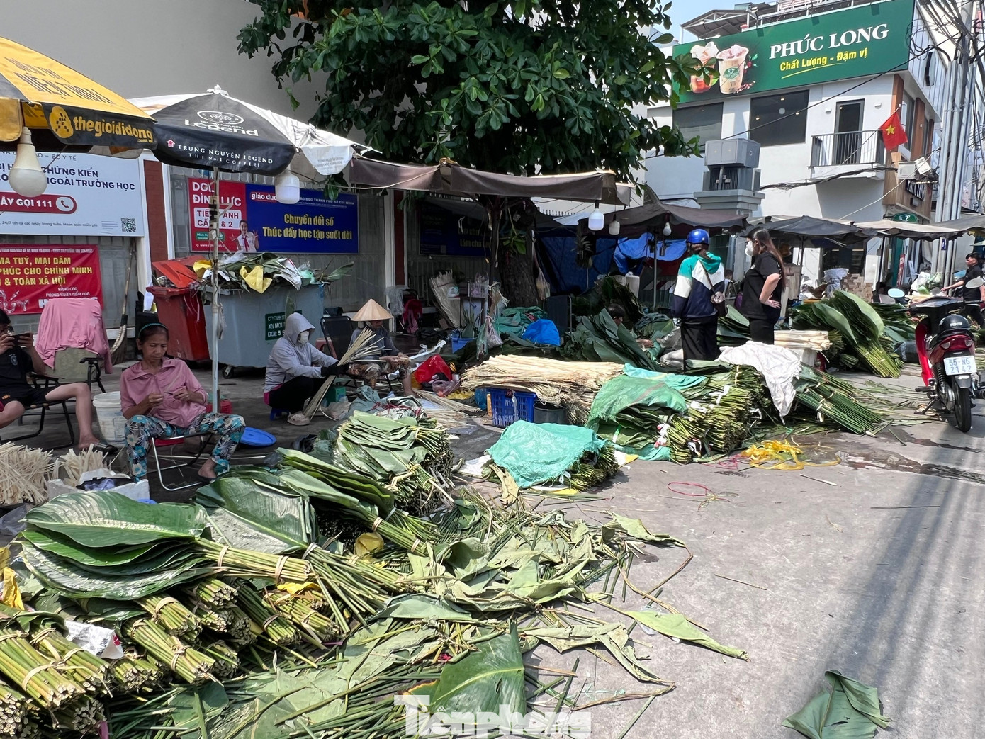 Ngỡ ng&agrave;ng với chợ l&aacute; dong 'mỗi năm mở một lần' ở TPHCM- Ảnh 16.