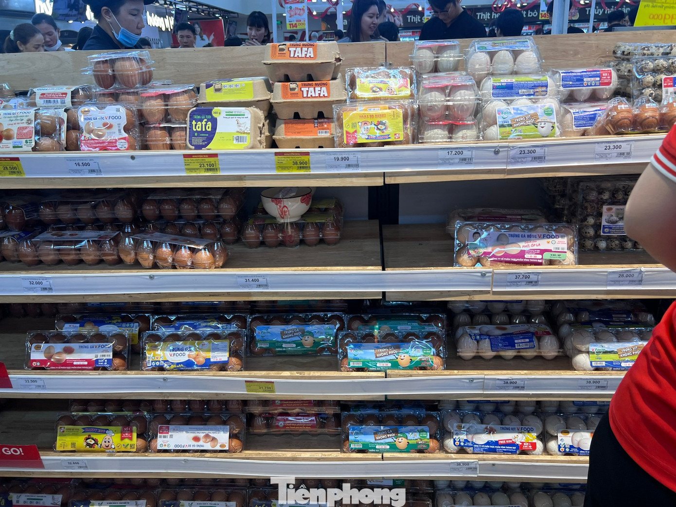 Nửa đ&ecirc;m, si&ecirc;u thị vẫn ken đặc người mua sắm Tết- Ảnh 8.