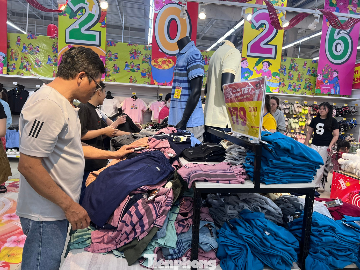 Nửa đ&ecirc;m, si&ecirc;u thị vẫn ken đặc người mua sắm Tết- Ảnh 21.