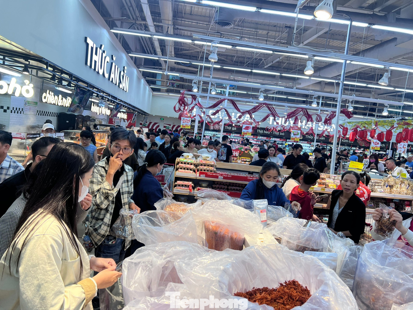 Nửa đ&ecirc;m, si&ecirc;u thị vẫn ken đặc người mua sắm Tết- Ảnh 5.