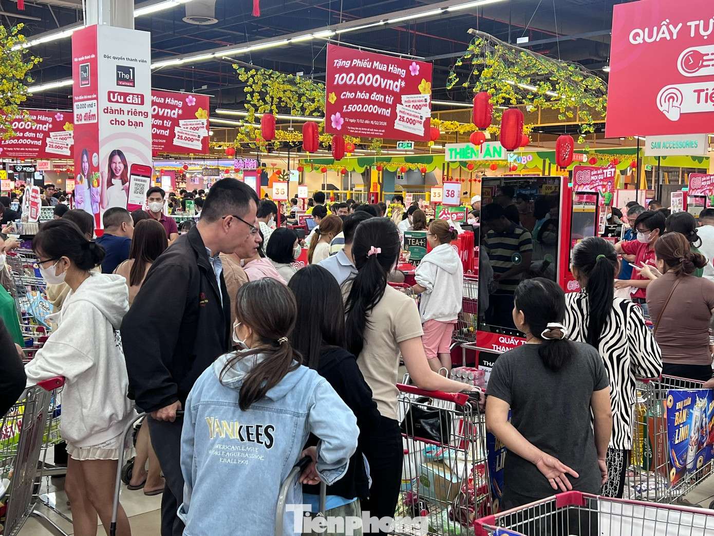 Nửa đ&ecirc;m, si&ecirc;u thị vẫn ken đặc người mua sắm Tết- Ảnh 20.