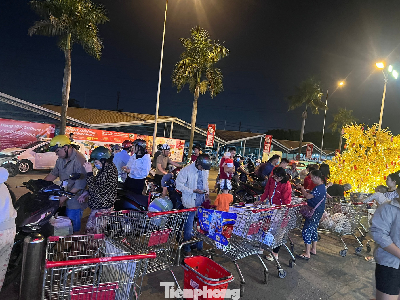Nửa đ&ecirc;m, si&ecirc;u thị vẫn ken đặc người mua sắm Tết- Ảnh 24.
