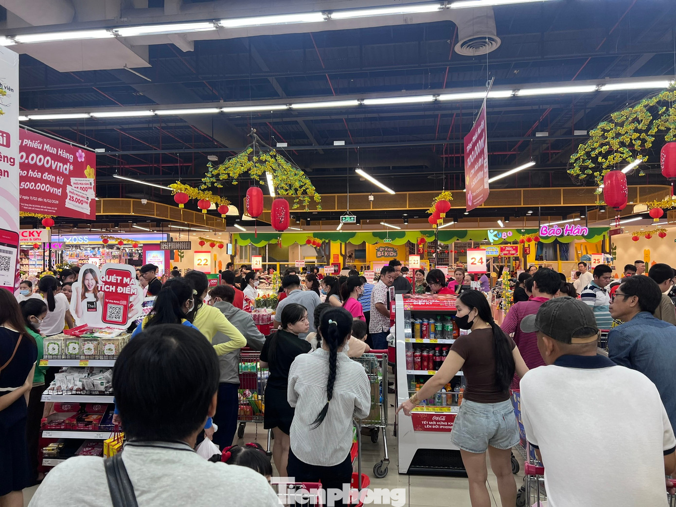 Nửa đ&ecirc;m, si&ecirc;u thị vẫn ken đặc người mua sắm Tết- Ảnh 19.