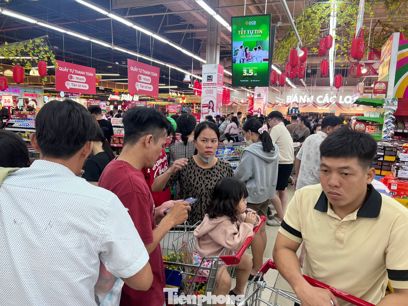 Nửa đ&ecirc;m, si&ecirc;u thị vẫn ken đặc người mua sắm Tết- Ảnh 11.