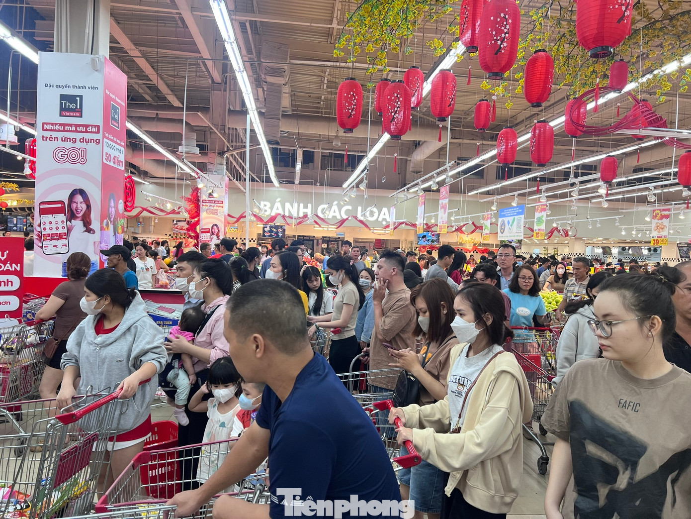 Nửa đ&ecirc;m, si&ecirc;u thị vẫn ken đặc người mua sắm Tết- Ảnh 18.