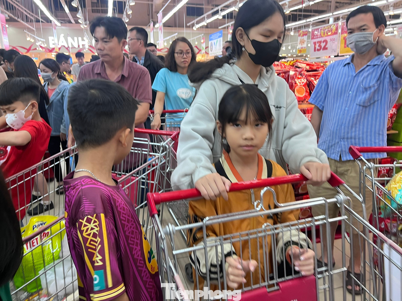 Nửa đ&ecirc;m, si&ecirc;u thị vẫn ken đặc người mua sắm Tết- Ảnh 9.