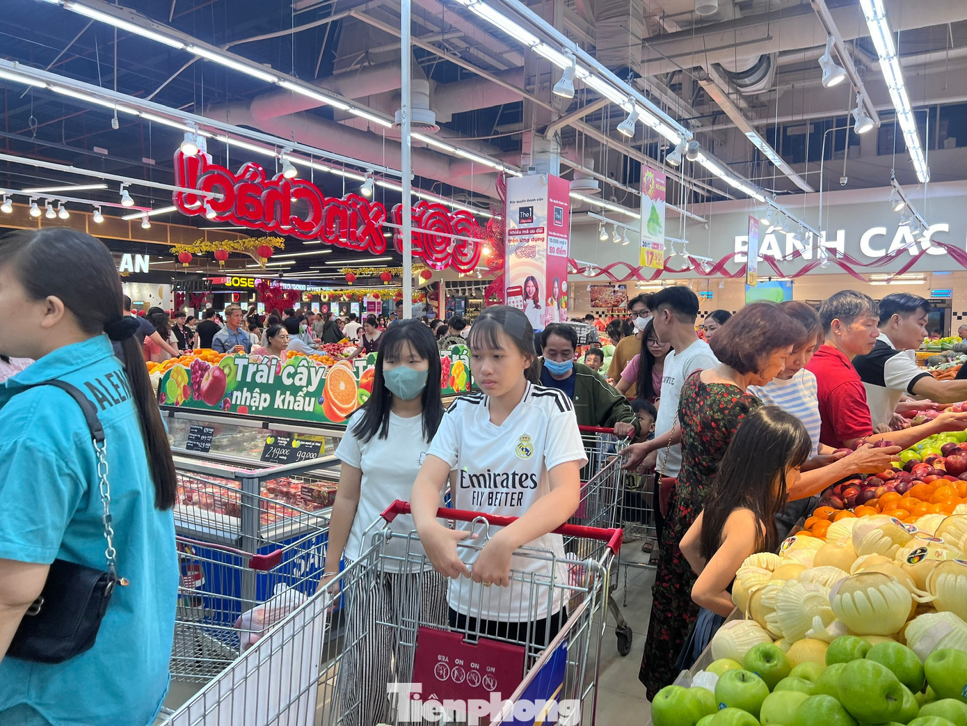 Nửa đ&ecirc;m, si&ecirc;u thị vẫn ken đặc người mua sắm Tết- Ảnh 17.