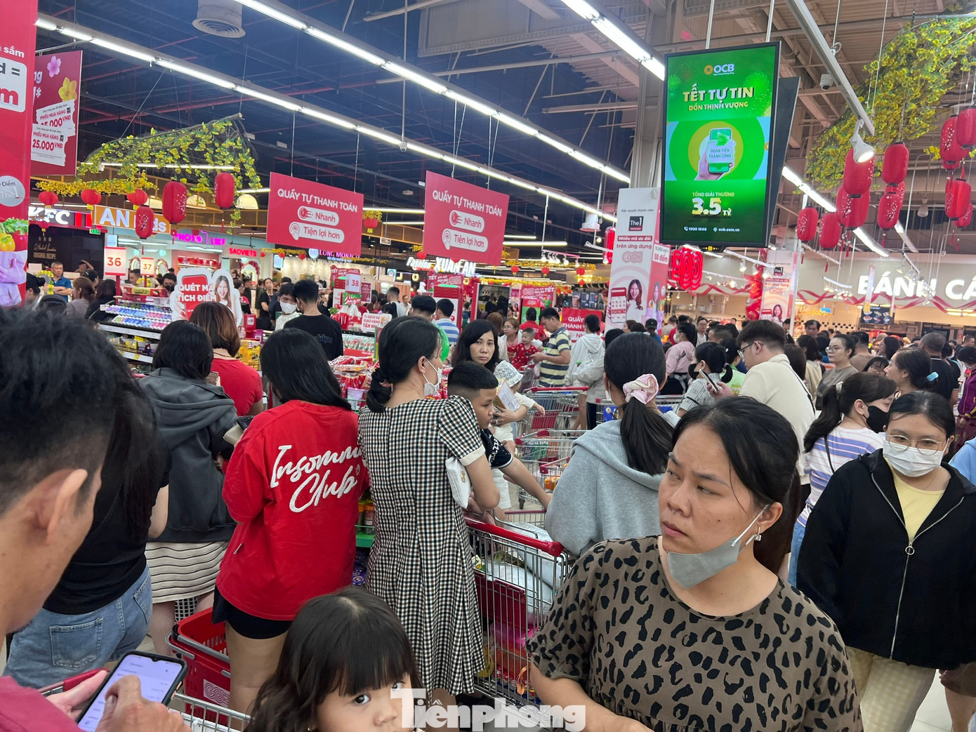 Nửa đ&ecirc;m, si&ecirc;u thị vẫn ken đặc người mua sắm Tết- Ảnh 16.