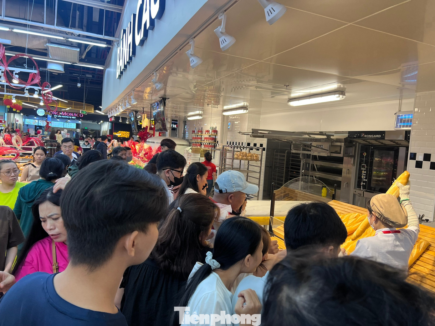 Nửa đ&ecirc;m, si&ecirc;u thị vẫn ken đặc người mua sắm Tết- Ảnh 14.