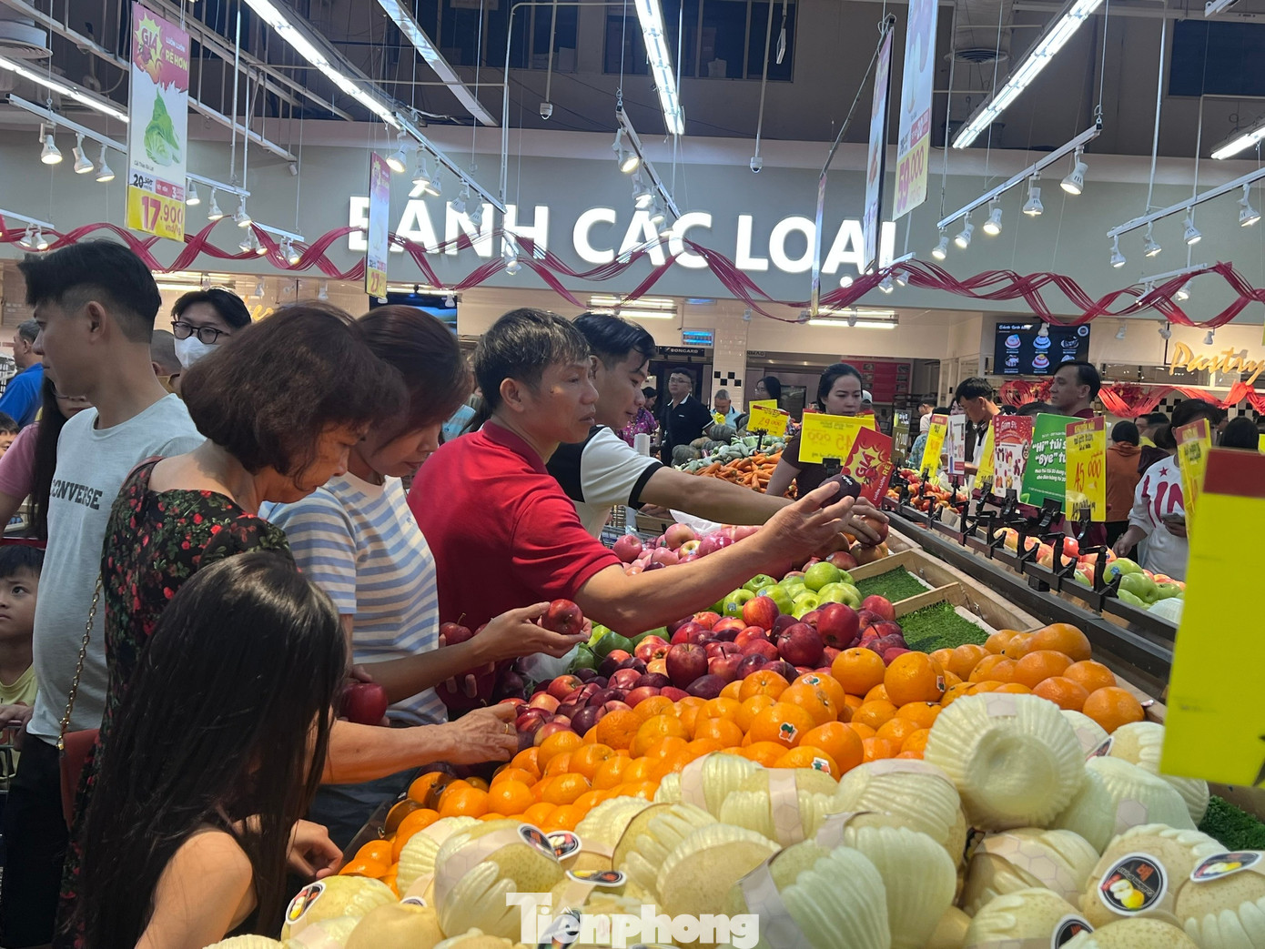 Nửa đ&ecirc;m, si&ecirc;u thị vẫn ken đặc người mua sắm Tết- Ảnh 13.