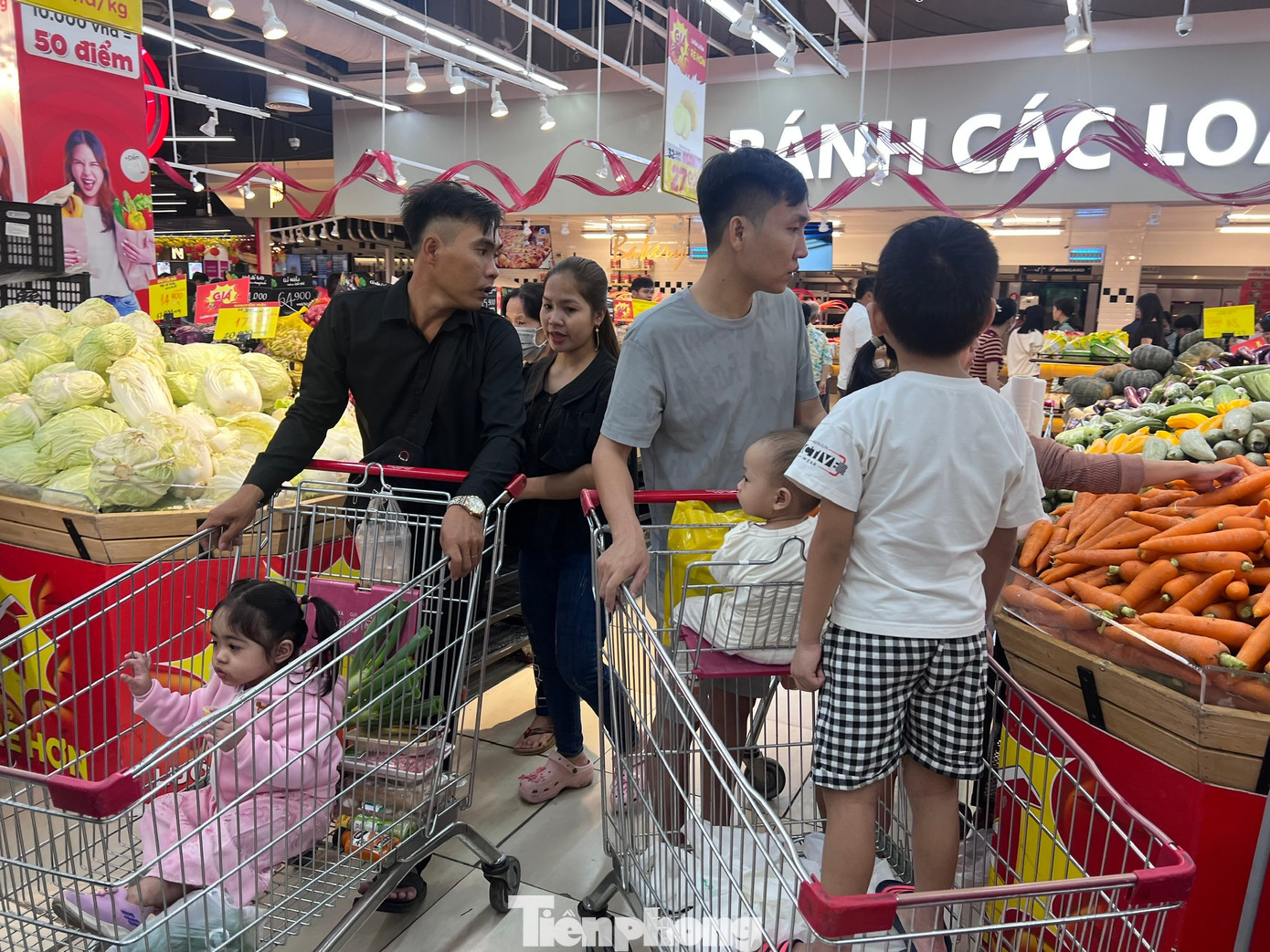 Nửa đ&ecirc;m, si&ecirc;u thị vẫn ken đặc người mua sắm Tết- Ảnh 10.