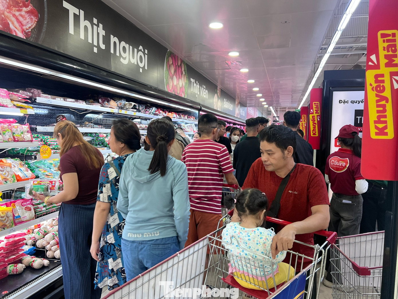 Nửa đ&ecirc;m, si&ecirc;u thị vẫn ken đặc người mua sắm Tết- Ảnh 3.