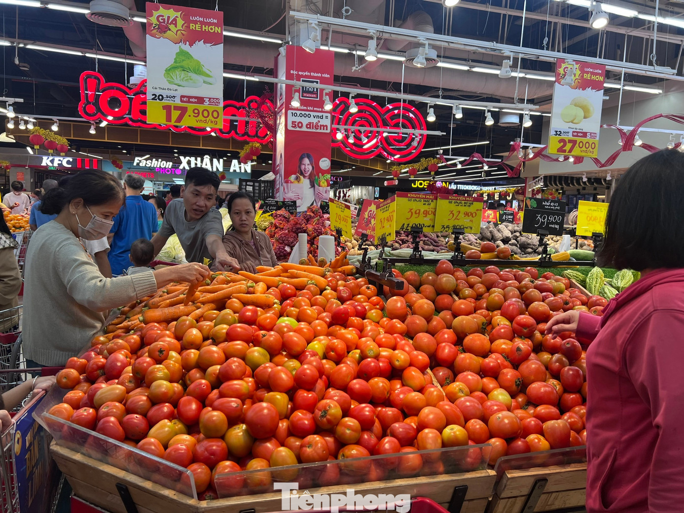 Nửa đ&ecirc;m, si&ecirc;u thị vẫn ken đặc người mua sắm Tết- Ảnh 12.