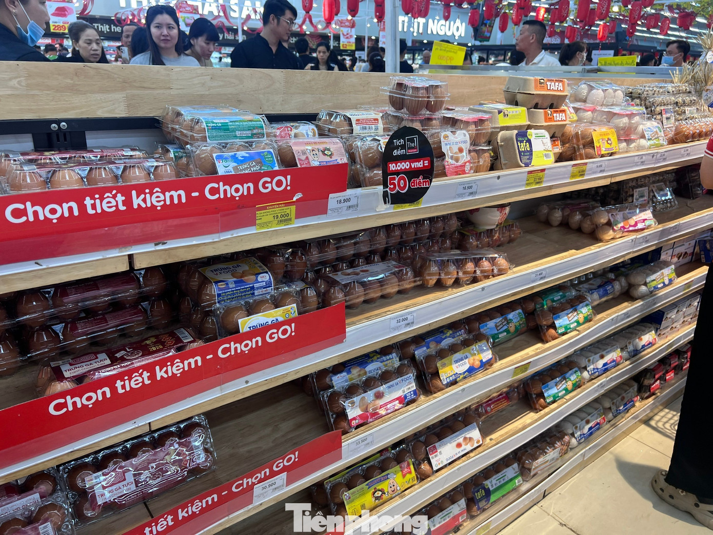 Nửa đ&ecirc;m, si&ecirc;u thị vẫn ken đặc người mua sắm Tết- Ảnh 7.