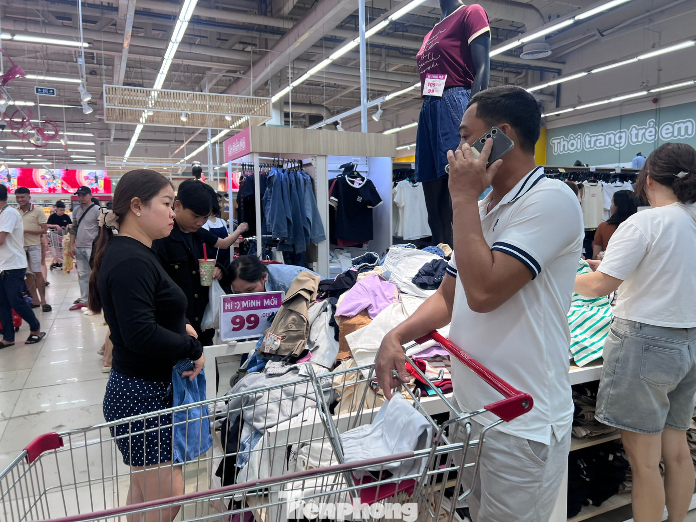 Nửa đ&ecirc;m, si&ecirc;u thị vẫn ken đặc người mua sắm Tết- Ảnh 22.