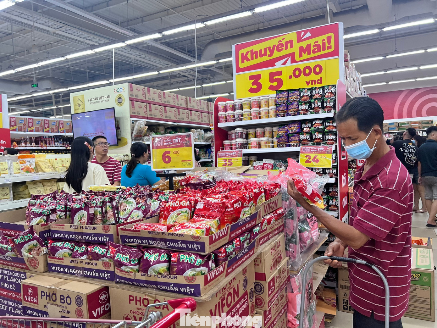 Nửa đ&ecirc;m, si&ecirc;u thị vẫn ken đặc người mua sắm Tết- Ảnh 6.